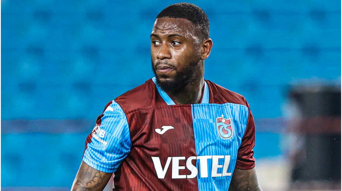 Trabzonspor, Hollandalı savunma oyuncusu Stefano Denswil ile karşılıklı anlaşarak yollarını ayırdı.