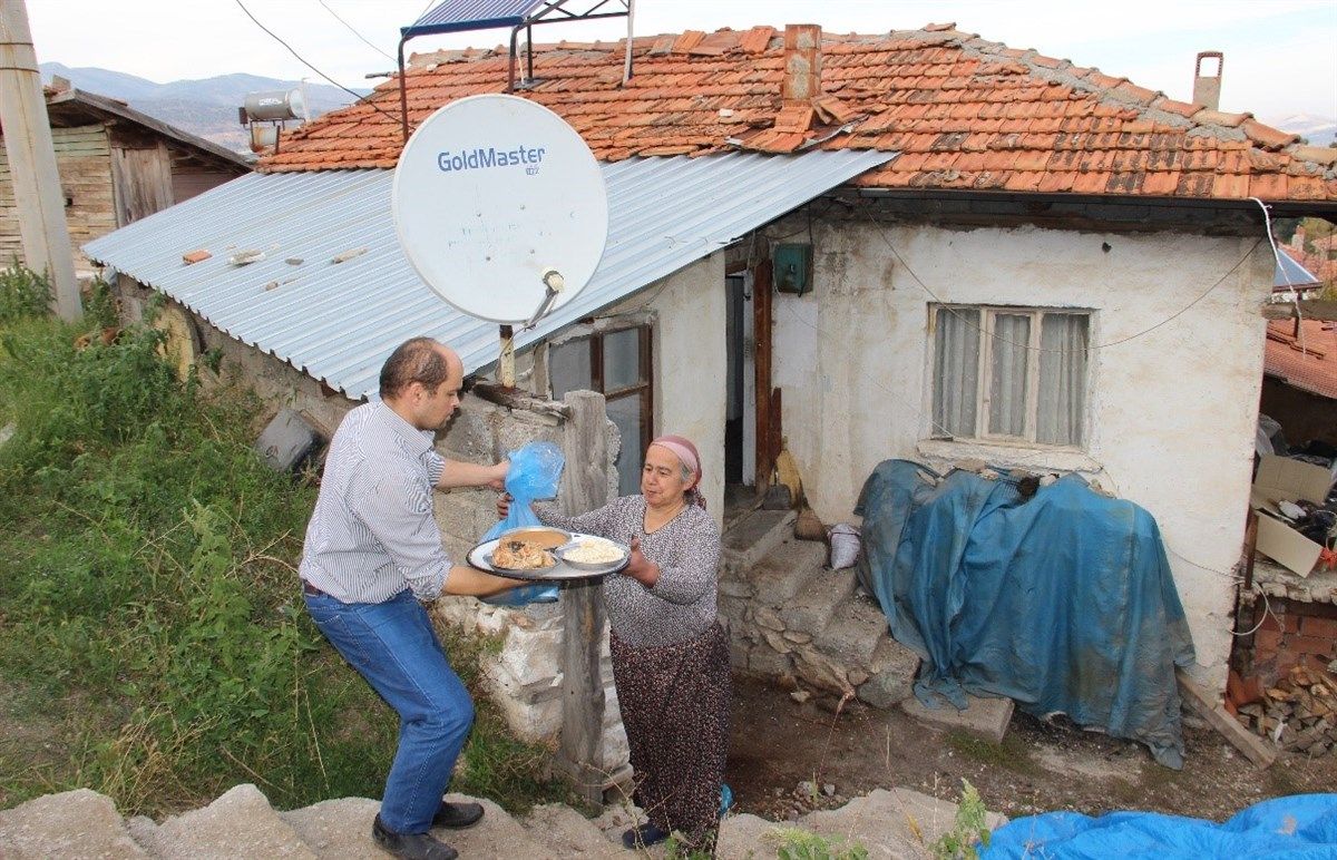 Burdur’da İhtiyaç Sahiplerine 4 Çeşit Sıcak Yemek 2