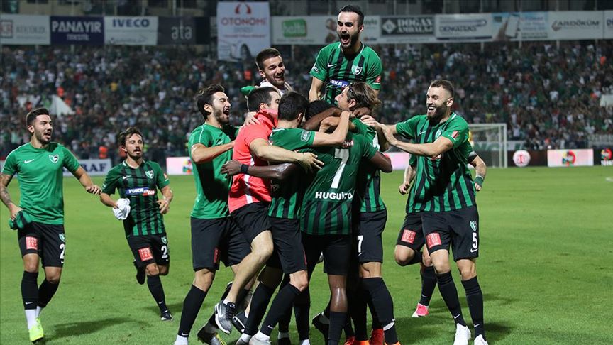 Sıkıntılı günler geçiren Denizlispor'da teknik ekipten Murat Çelik'in ani istifası camiada şaşkınlık yarattı.