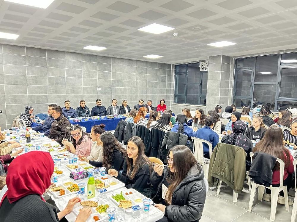 Karamanlı Anadolu Lisesi Yeni Binasında İlk İftar! Kapak