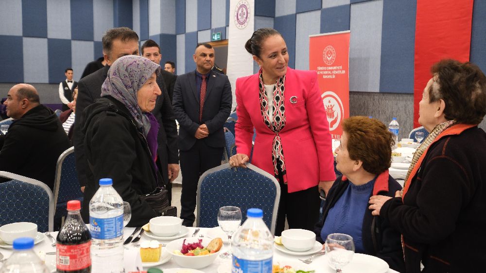 Vali Tülay Baydar Bilgihan, Şehit Aileleri Ve Gazilerle İftar Sofrasında Bir Araya Geldi 1