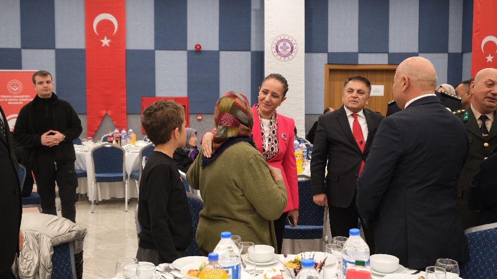 Vali Tülay Baydar Bilgihan, Şehit Aileleri Ve Gazilerle İftar Sofrasında Bir Araya Geldi 4