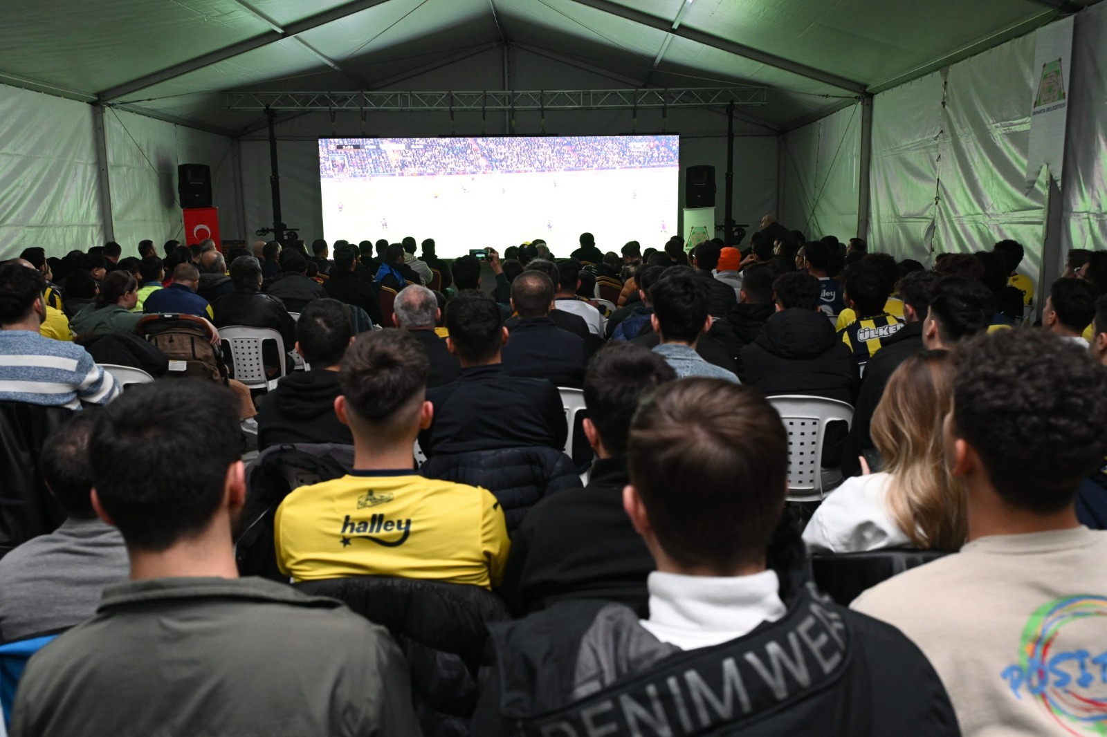 Isparta Belediyesi Fenerbahçe'nin  Rövanş Maçı İçin Dev Ekran Kuruyor-1