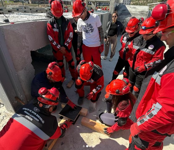 Arama Kurtarma Eği̇ti̇mi̇ Başariyla Tamamlandi-1