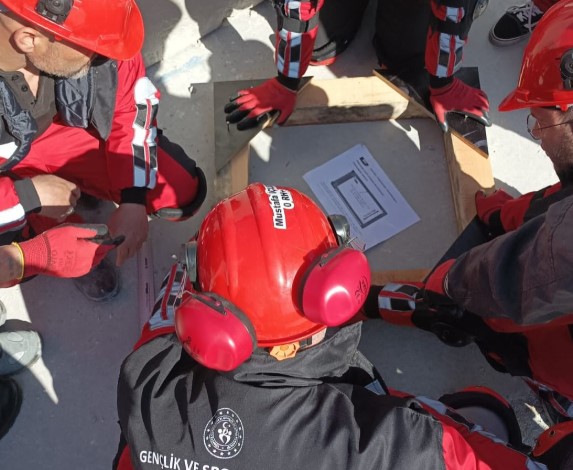 Arama Kurtarma Eği̇ti̇mi̇ Başariyla Tamamlandi2