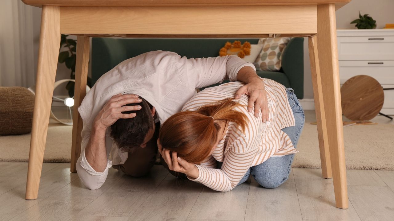 Depremde Panik Kontrolsüz Hareketlere Yol Açıyor Yaralanma Riski Artıyor
