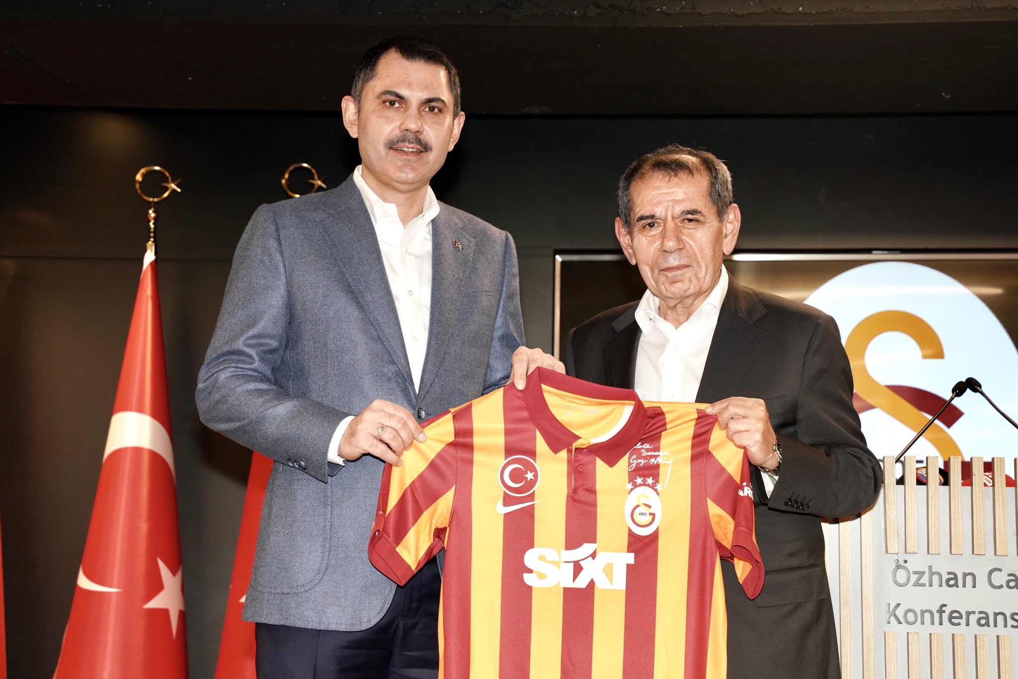 Galatasaray Başkanı Dursun Özbek, Çevre, Şehircilik ve İklim Değişikliği Bakanı Murat Kurum'u ziyaret etti.
