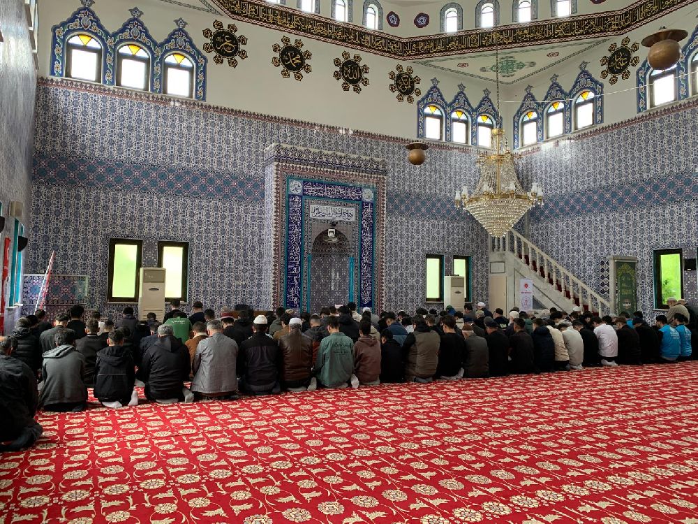 Fatih Camii'nde Anlamlı Buluşma Gençler İbadetle Tanışıyor 2