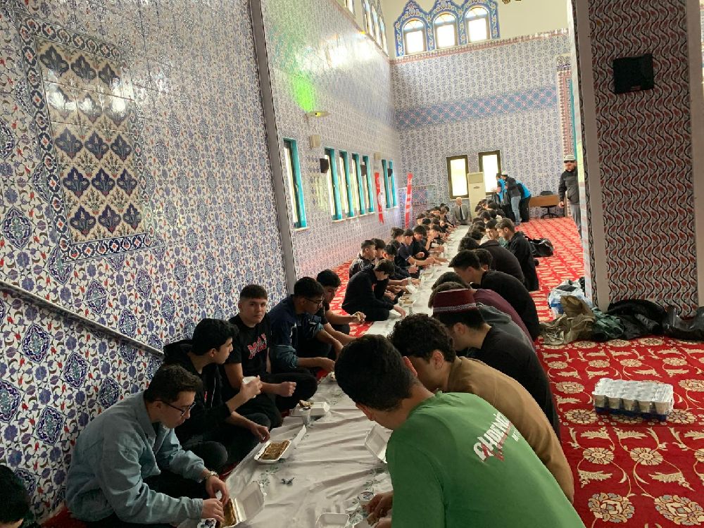 Fatih Camii'nde Anlamlı Buluşma Gençler İbadetle Tanışıyor 3