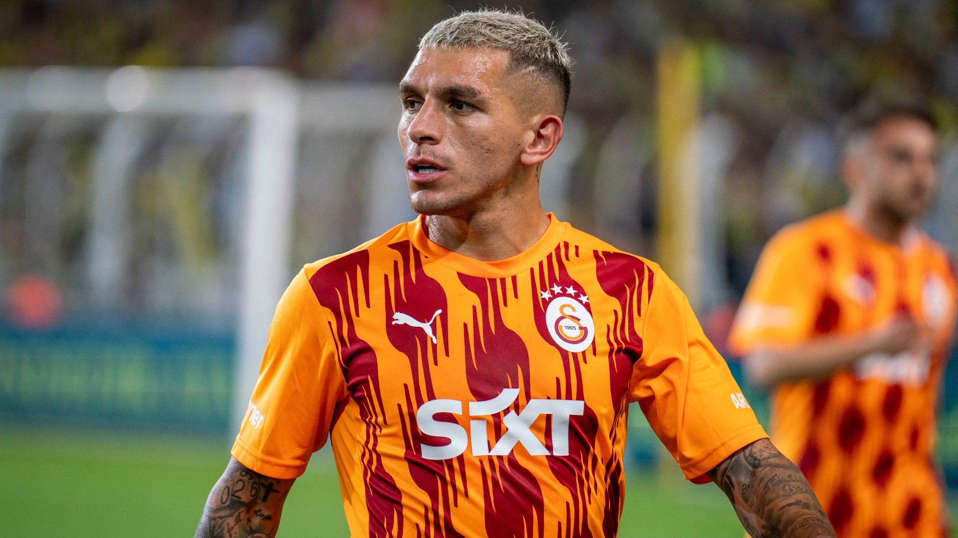 Galatasaraylı Lucas Torreira, kendisi için hazırlanan LT34 koleksiyonunun tanıtımında yoğun ilgi gördü