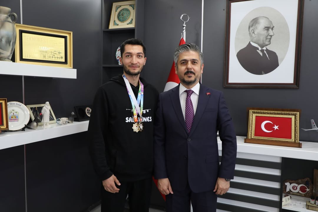 Türkiye Üniversiteler Arası Bilek Güreşinde Isubü’nün Bileği Bükülmediyüksek Lisans Öğrencimiz İbrahim Sail, Sağ Ve Sol Kol Yarışlarında Türkiye Şampiyonu Oldu.türkiye Üniversite Sporları Federasyonu Tarafından (2)