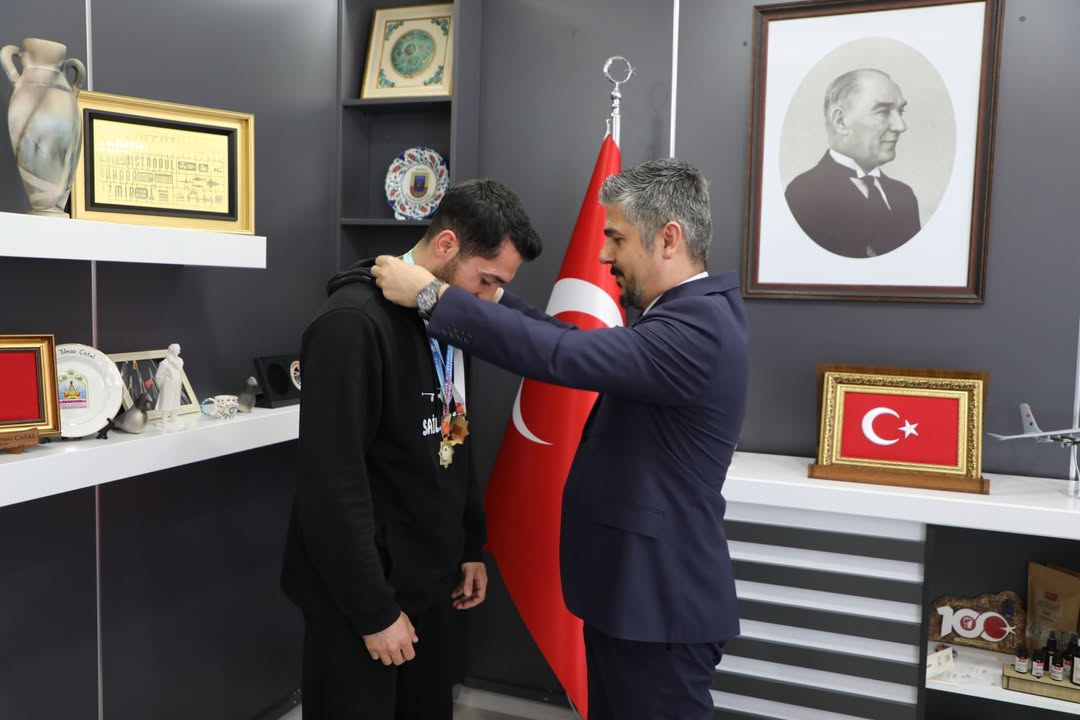 Türkiye Üniversiteler Arası Bilek Güreşinde Isubü’nün Bileği Bükülmediyüksek Lisans Öğrencimiz İbrahim Sail, Sağ Ve Sol Kol Yarışlarında Türkiye Şampiyonu Oldu.türkiye Üniversite Sporları Federasyonu Tarafından (3)