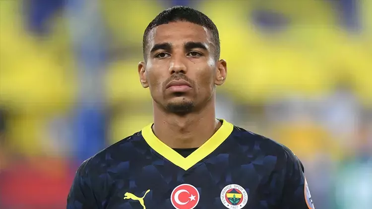 Cezalı olduğu haftayı ailesiyle Fethiye’de geçiren Alexander Djiku, hem dinlendi hem de gündemi takip etti.