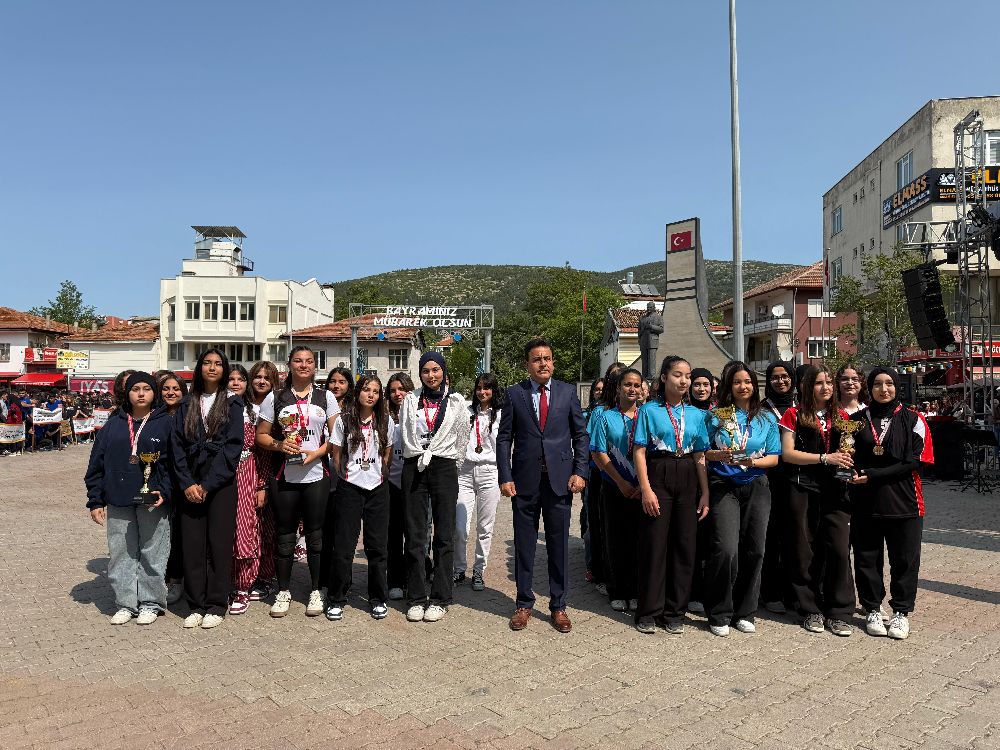 Bucak’ta 19 Mayıs Coşkusu Cumhuriyet Meydanı’na Taştı! 1