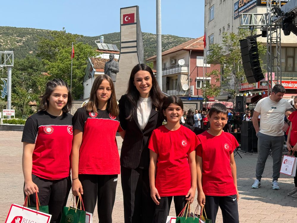 Bucak’ta 19 Mayıs Coşkusu Cumhuriyet Meydanı’na Taştı! 2