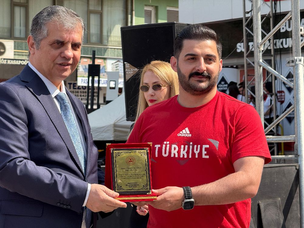 Bucak’ta 19 Mayıs Coşkusu Cumhuriyet Meydanı’na Taştı! 4