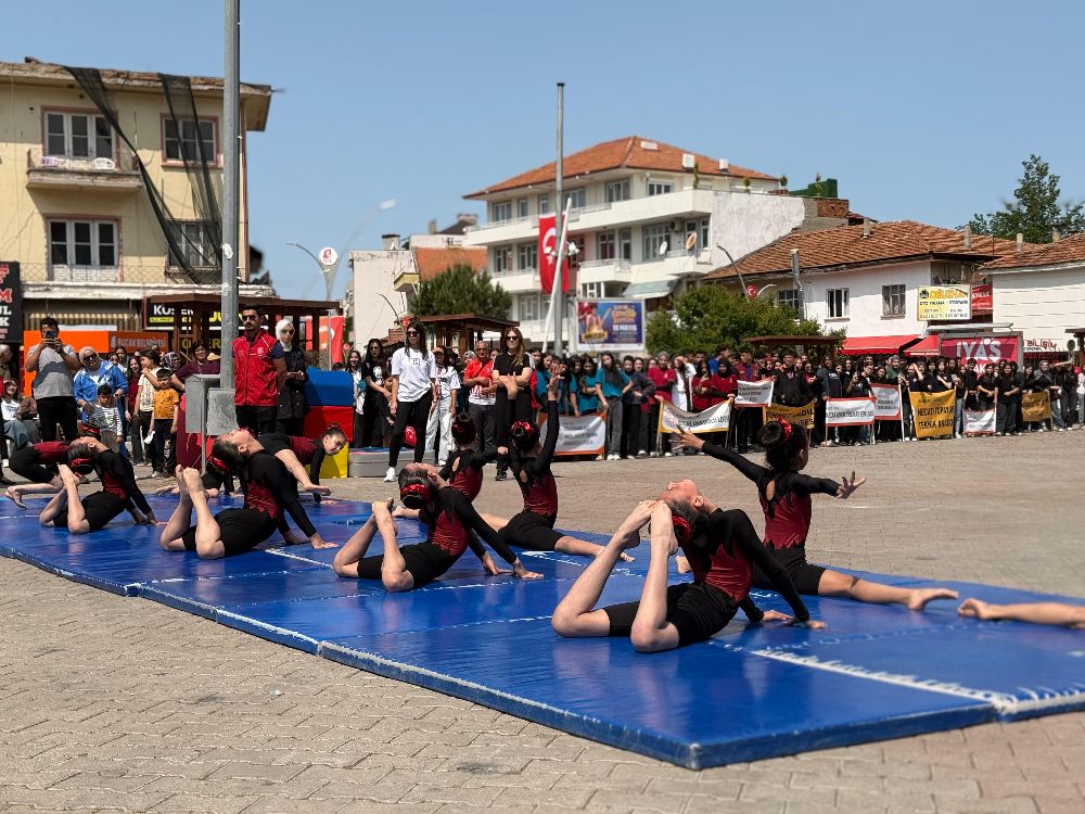 Bucak’ta 19 Mayıs Coşkusu Cumhuriyet Meydanı’na Taştı! 5