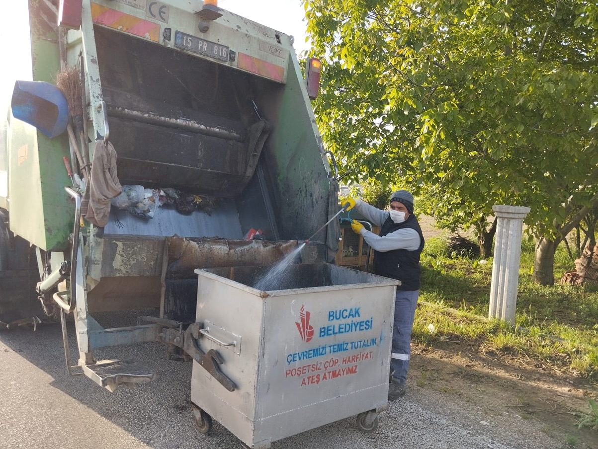 Bucak’ta Çöp Konteynerleri Dezenfekte Ediliyor! 1