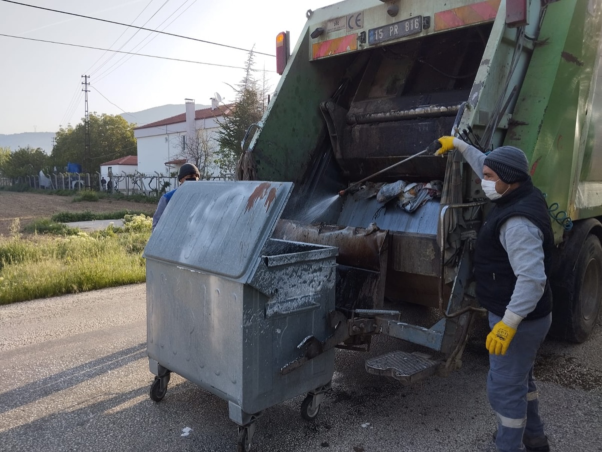 Bucak’ta Çöp Konteynerleri Dezenfekte Ediliyor! 2