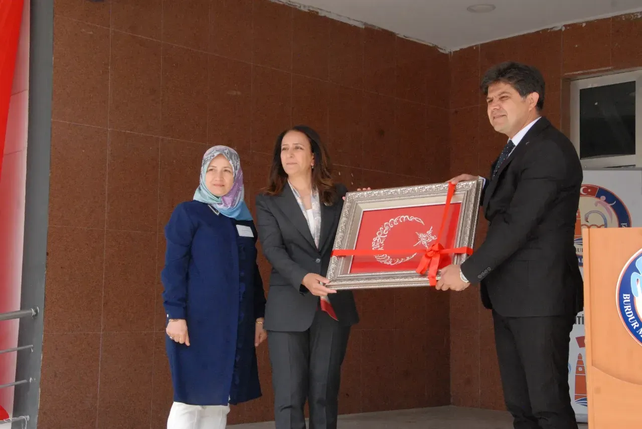 Burdur Halk Eğitimi Merkezi Yine Büyüledi! Binlerce Eser Sergilendi 3