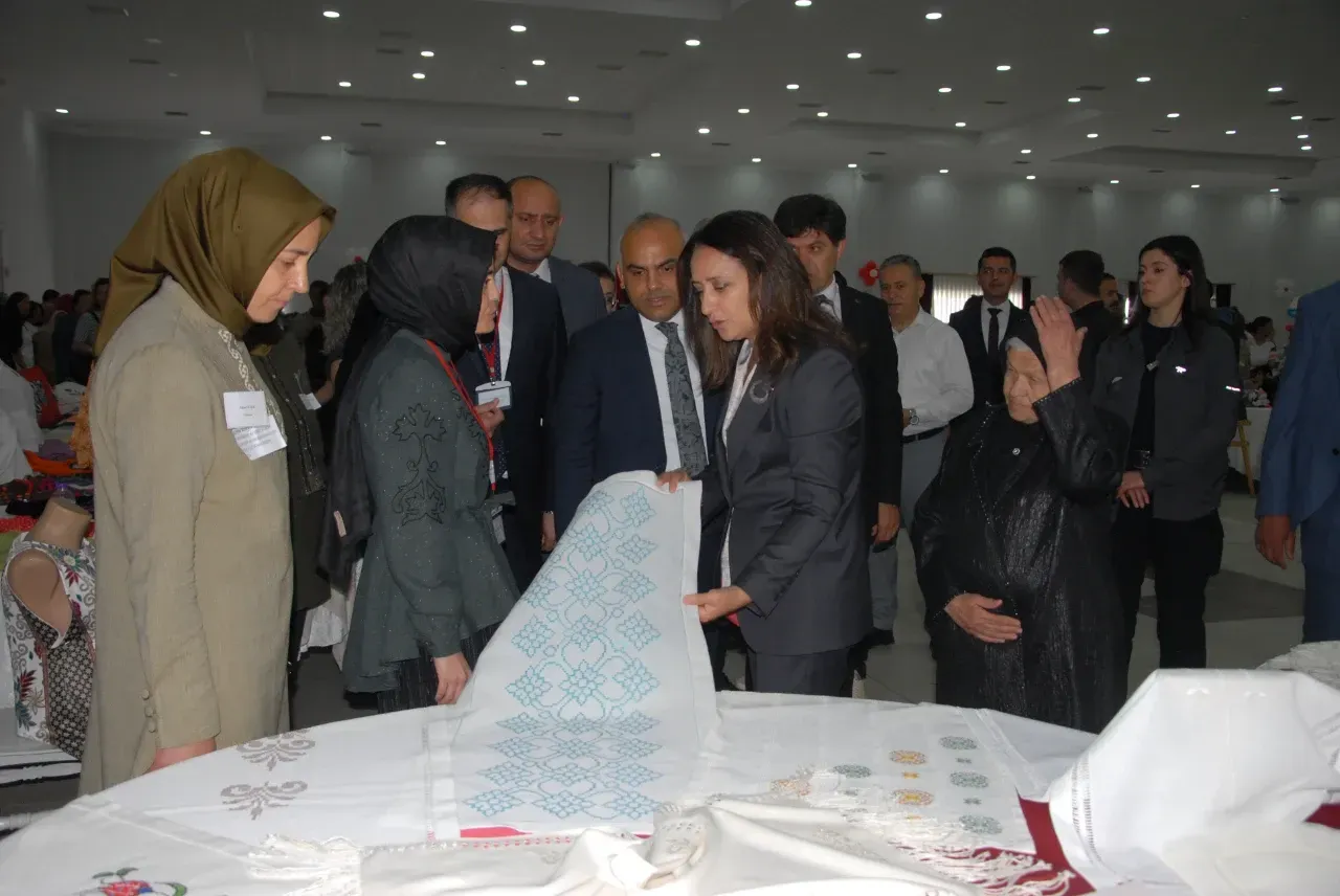Burdur Halk Eğitimi Merkezi Yine Büyüledi! Binlerce Eser Sergilendi 5
