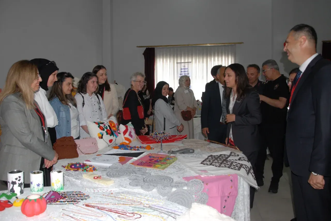 Burdur Halk Eğitimi Merkezi Yine Büyüledi! Binlerce Eser Sergilendi 7