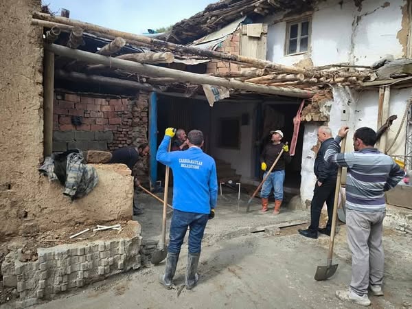 Çarıksaraylar’da Yaşlı Kadına Yeni Ev Desteği (3)