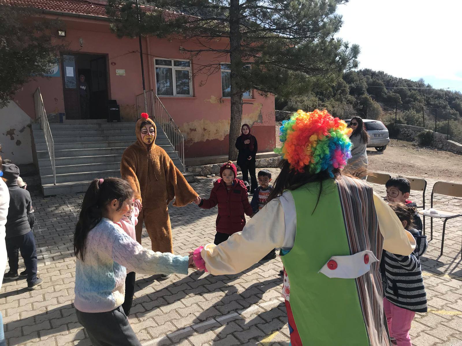 Eği̇rdi̇rli̇ Öğrenci̇lerden Köy Okullarinda Renkli̇ Etki̇nli̇k (1)