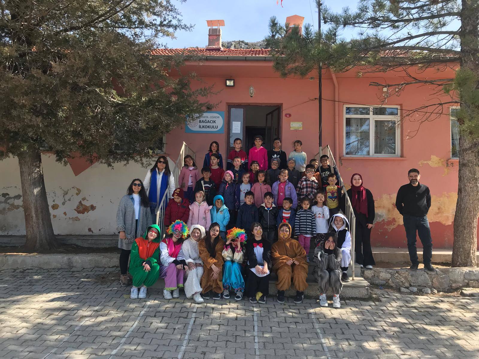 Eği̇rdi̇rli̇ Öğrenci̇lerden Köy Okullarinda Renkli̇ Etki̇nli̇k (2)