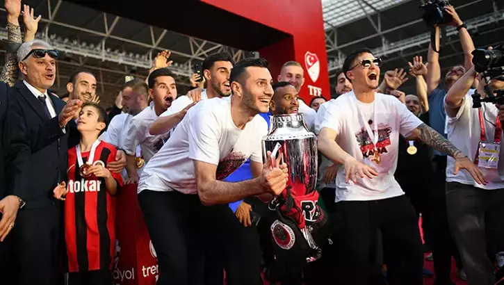 Eroğlu, Süper Lig’e yükselmenin yanı sıra kulübün unutulan ruhunu yeniden canlandırmanın gururunu yaşadığını söyledi.