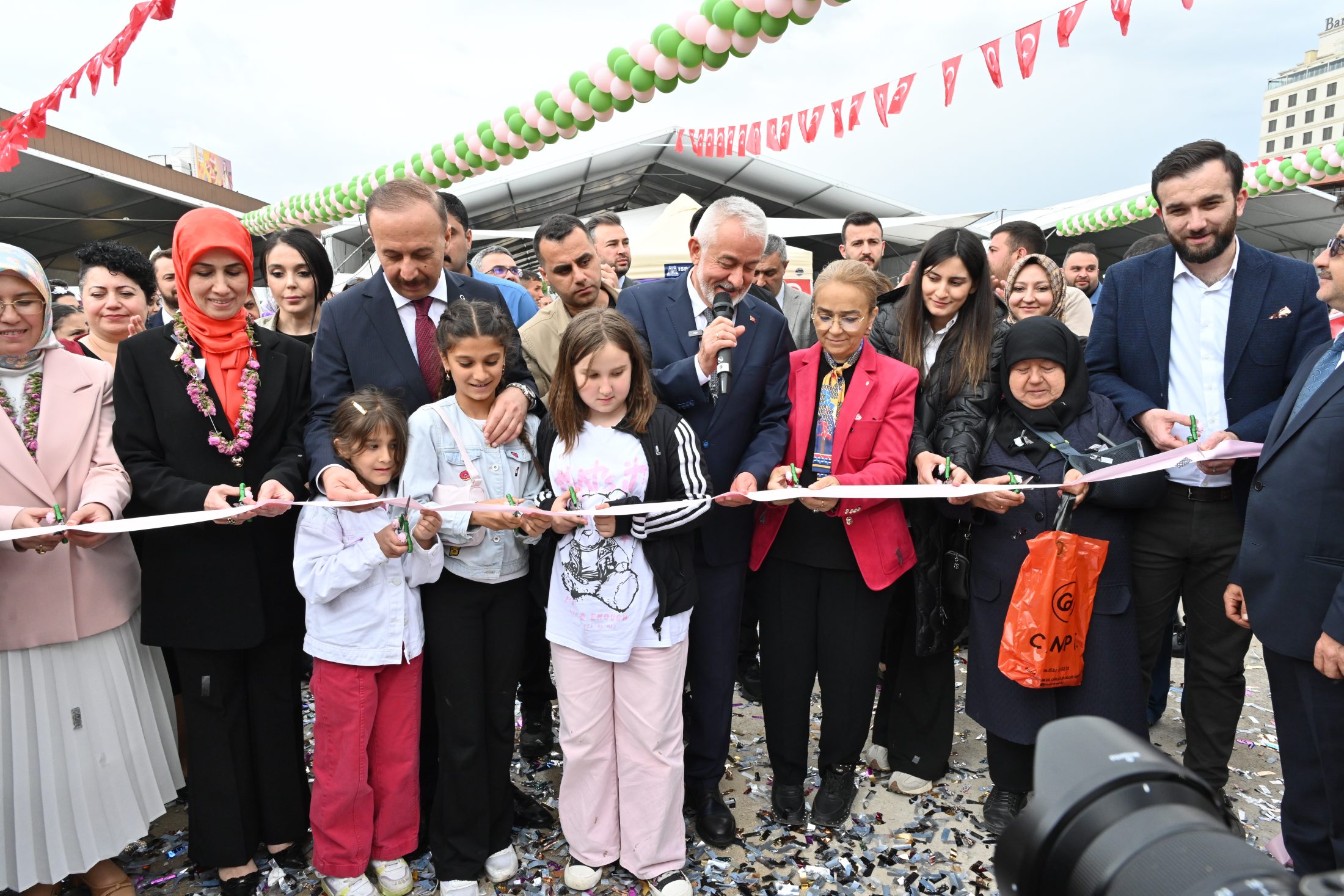 Gül Festivalinde Standlara Yoğun Ilgi (2)