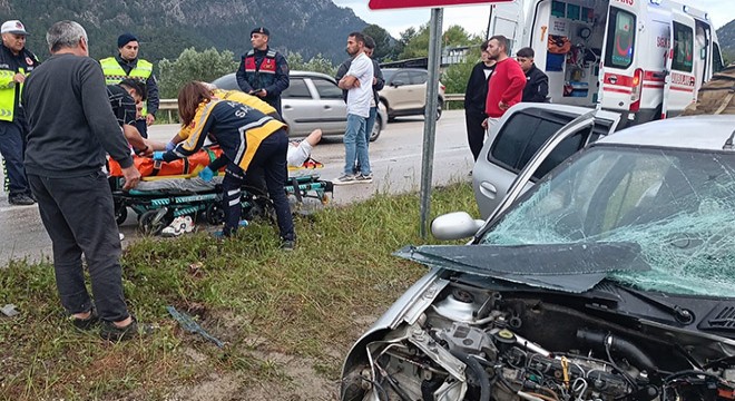 Isparta Antalya Yolunda Feci̇ Kaza Otomobi̇l Tira Çarpti (1)