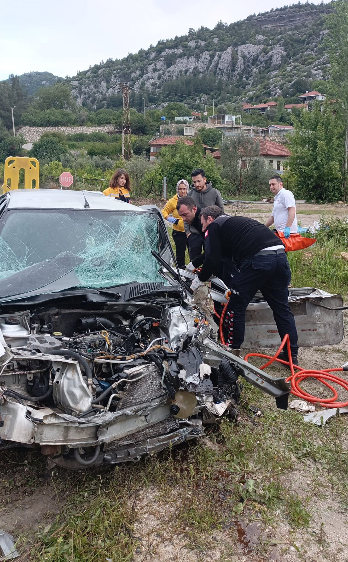 Isparta Antalya Yolunda Feci̇ Kaza Otomobi̇l Tira Çarpti (2)