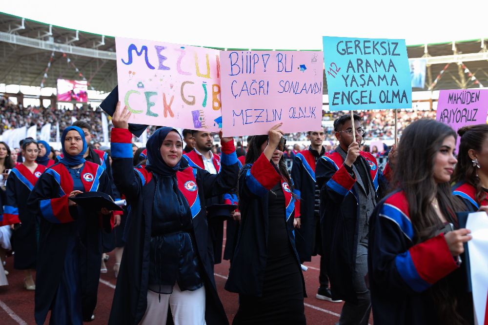 Makü’de Coşkulu Mezuniyet! 7 Bin Öğrenci Kep Attı, Unutulmaz Anlar Yaşandı 6