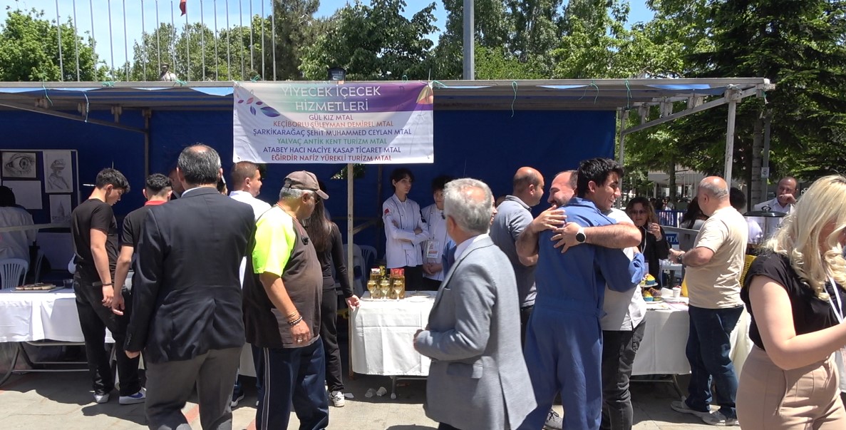 Mesleki̇ Eği̇ti̇m Şenli̇ği̇ Renkli̇ Görüntülerle Gerçekleşti̇ri̇ldi̇ (8)-1