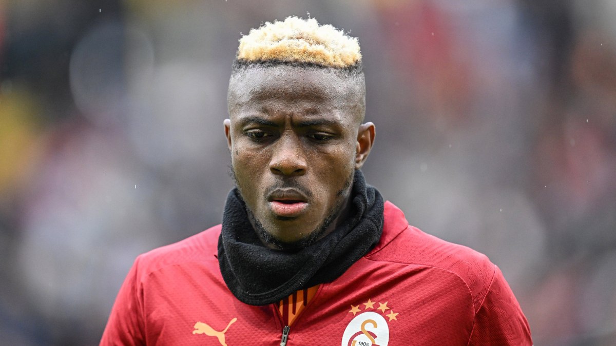 Galatasaray'daki geleceği belirsizliğini koruyan Victor Osimhen, kararını 31 Mayıs sonrasına erteledi.