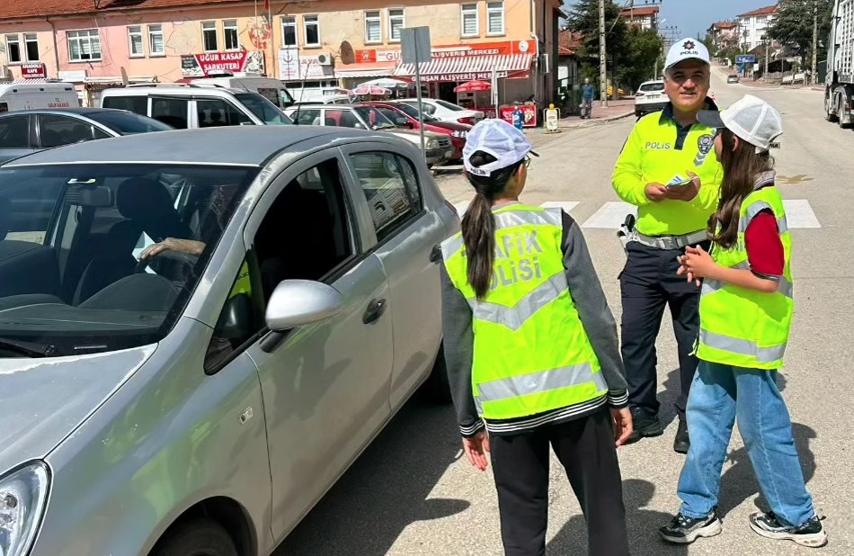 Sehit Yasar Kocabas Ilk Ortaokulundan Trafik Haftasina Ozel Etkinlik