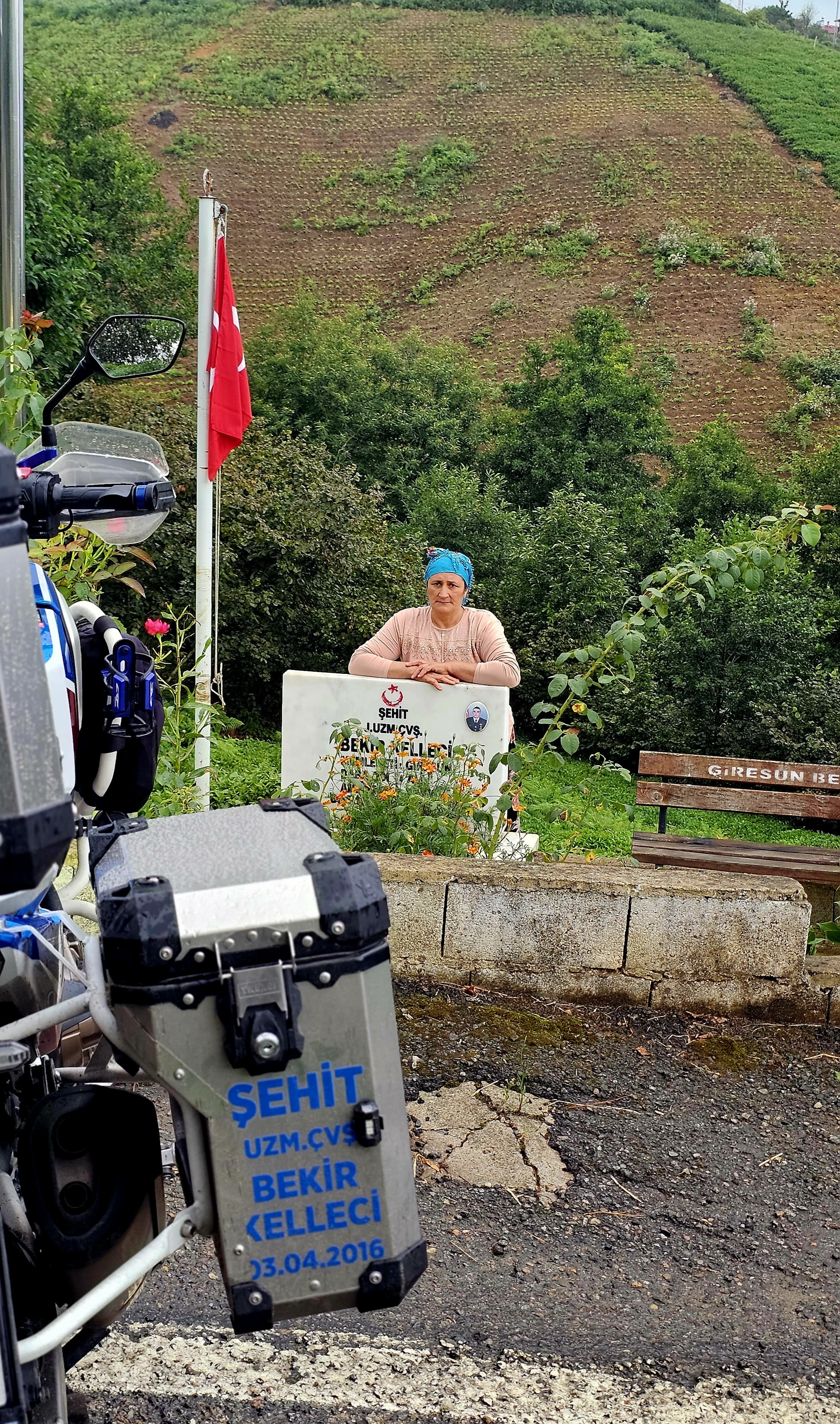 Şehitlerin İsimlerini Motosikletine Yazdırarak Kabirlerini Ziyaret Ediyor (3)