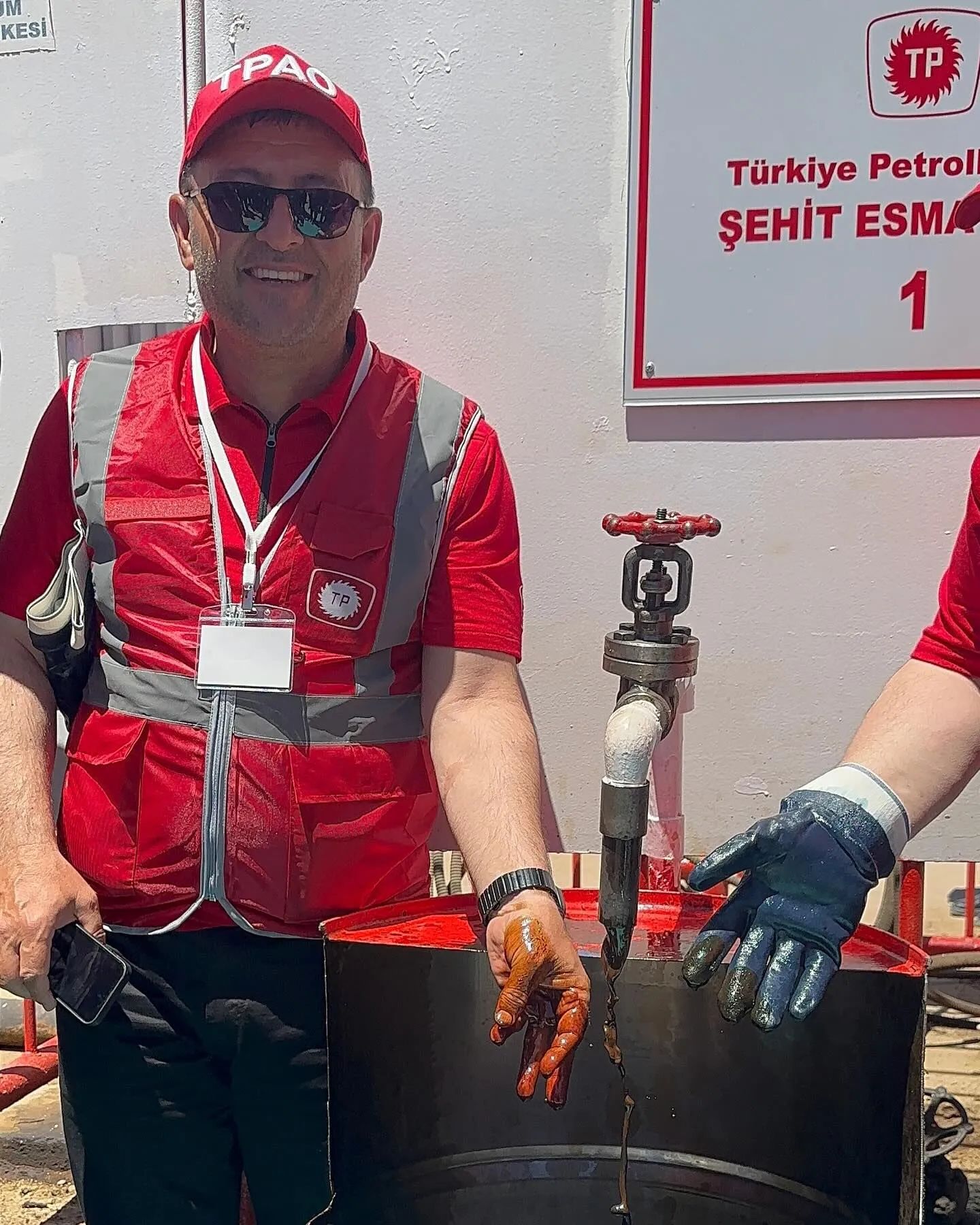 Milletvekili Zabun,İlk Keşif Kuyusu’ndan Çıkan Petrolle Ellerini Yıkadı