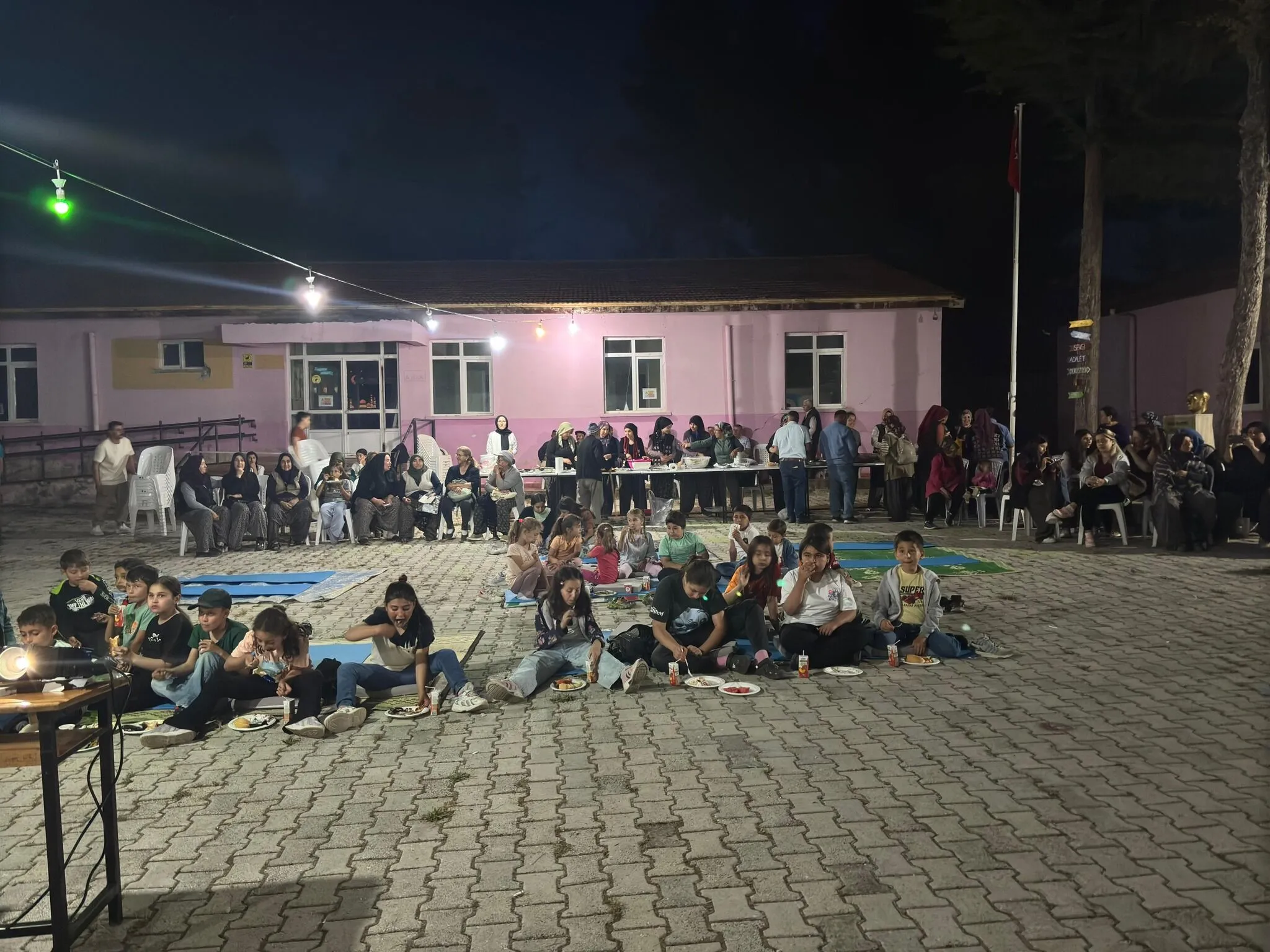 Aziziye’de Sinema Gecesi Coşkusu Köy Halkı Tek Yürek Oldu 1