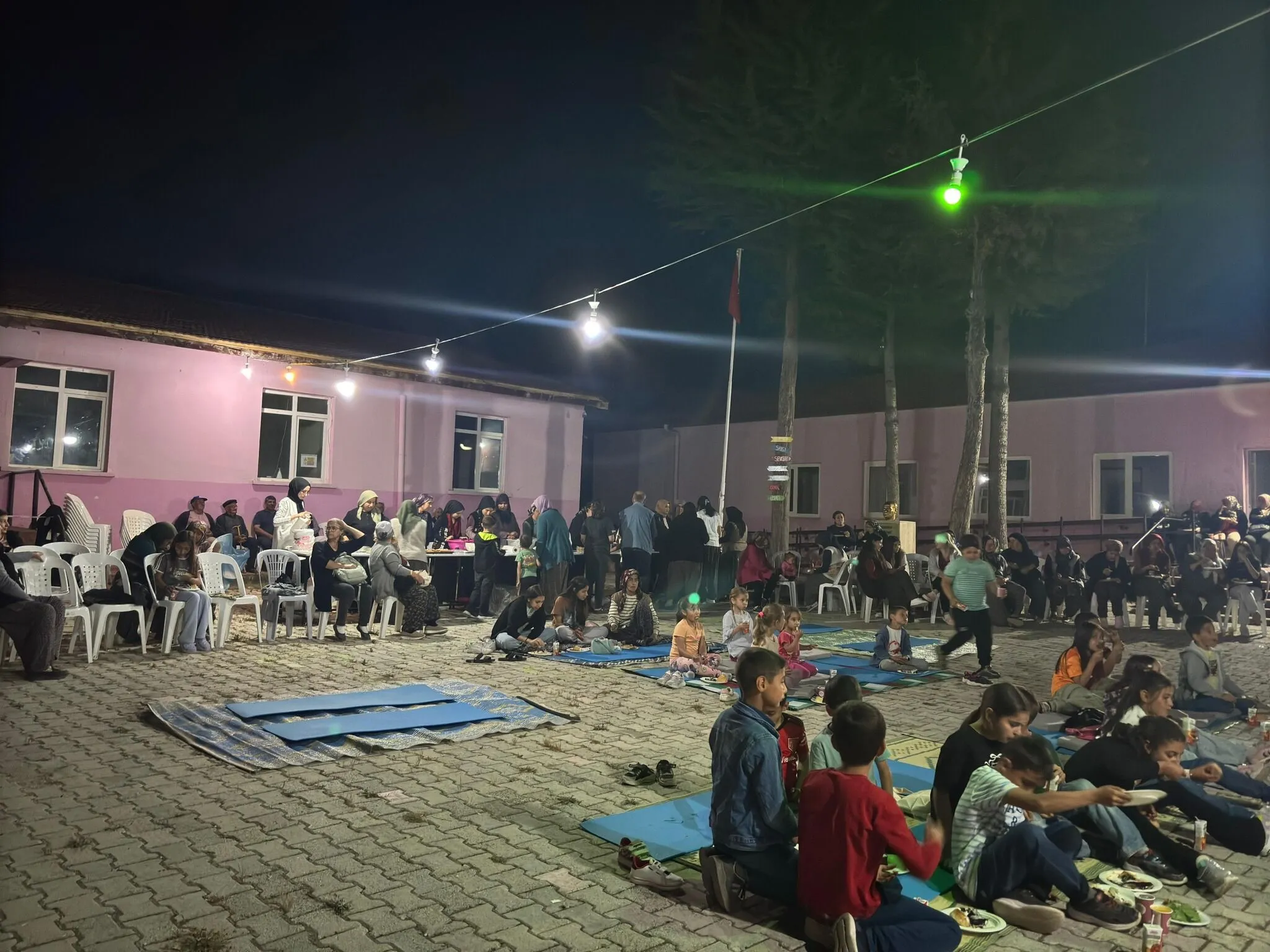 Aziziye’de Sinema Gecesi Coşkusu Köy Halkı Tek Yürek Oldu 2