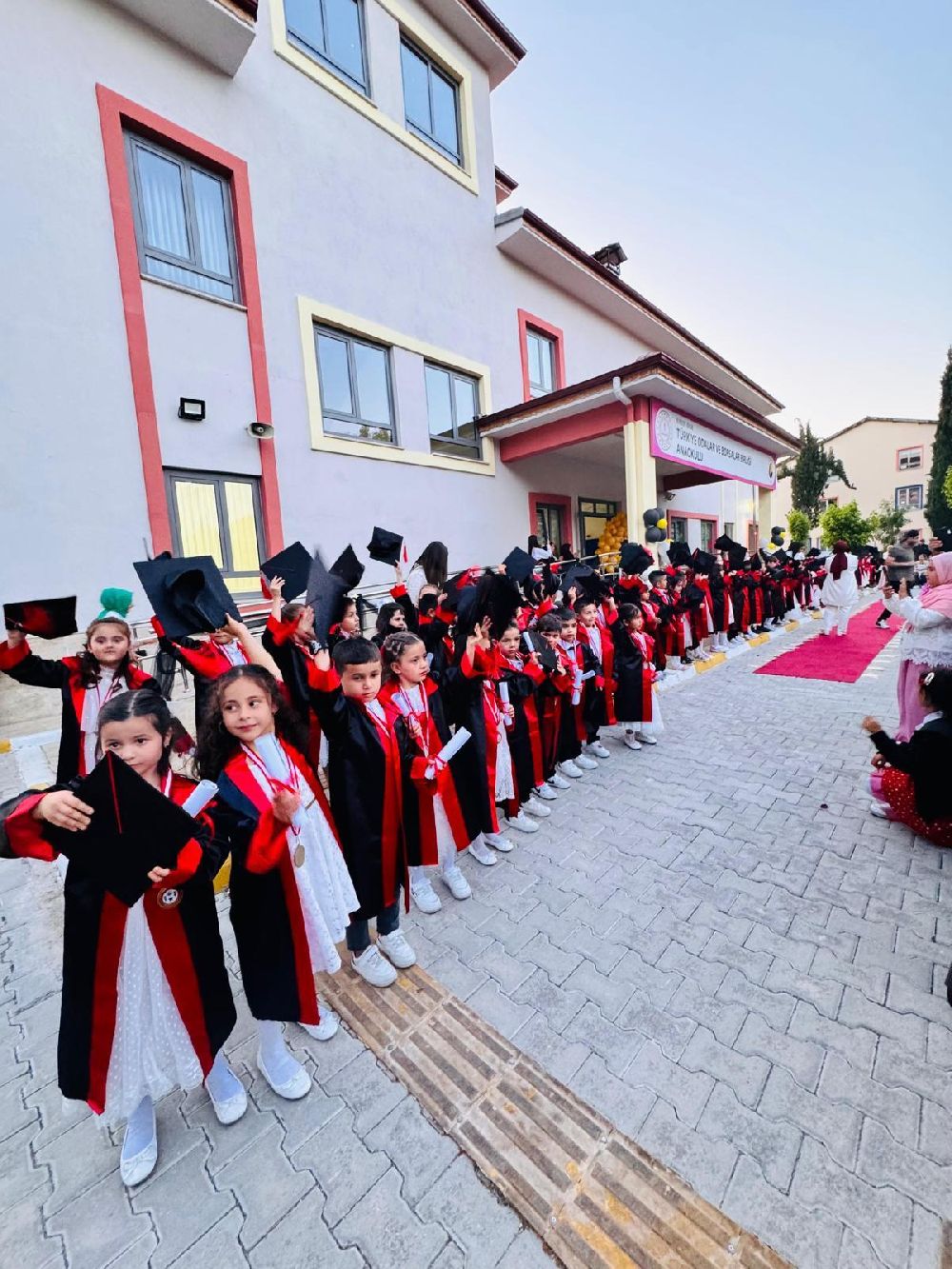Başkan Meçikoğlu Minik Mezunları Yalnız Bırakmadı! 3