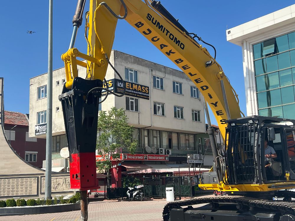 Bucak Belediyesi’nden Dev Hamle! 35 Tonluk Ekskavatör Ve Kırıcı Filoya Katıldı 1