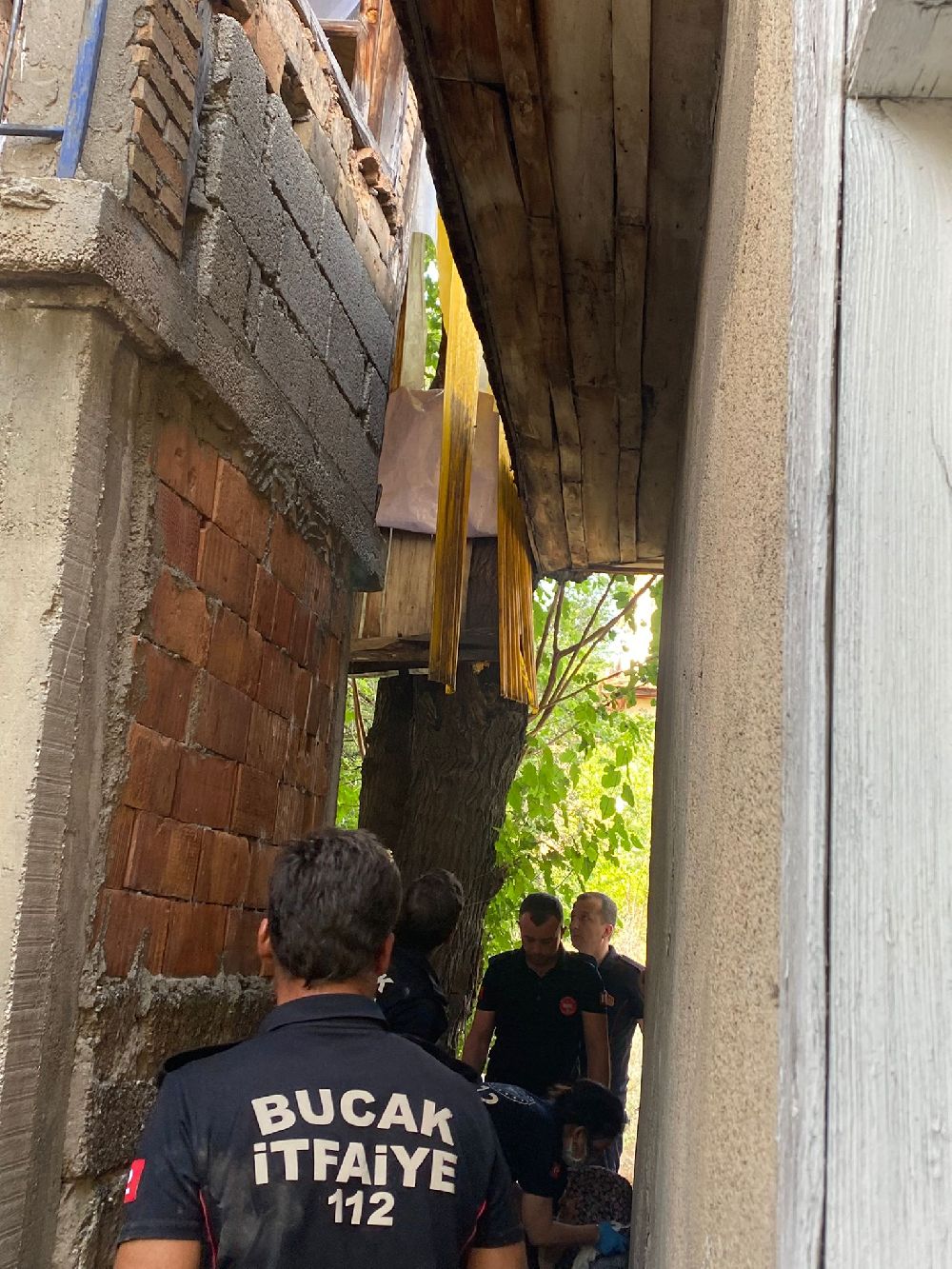 Bucak’ta Korkutan Olay Balkon Çöktü 2 Yaralı Var 2