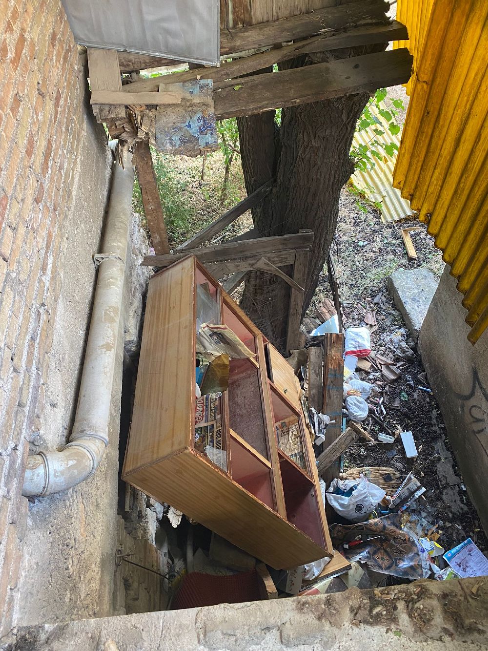 Bucak’ta Korkutan Olay Balkon Çöktü 2 Yaralı Var 3