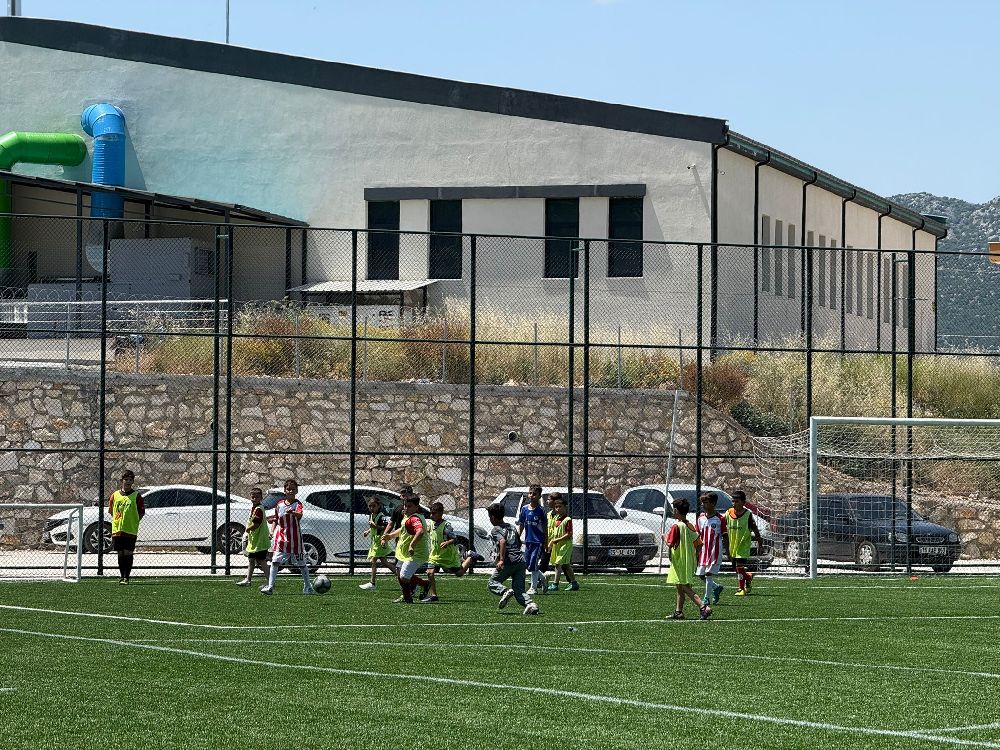 Bucak’ta Minikler Sahada Futbol Şenliğinde Kardeşlik Rüzgarı 1