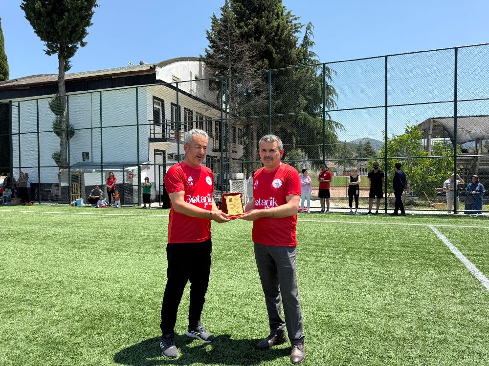 Bucak’ta Minikler Sahada Futbol Şenliğinde Kardeşlik Rüzgarı 3