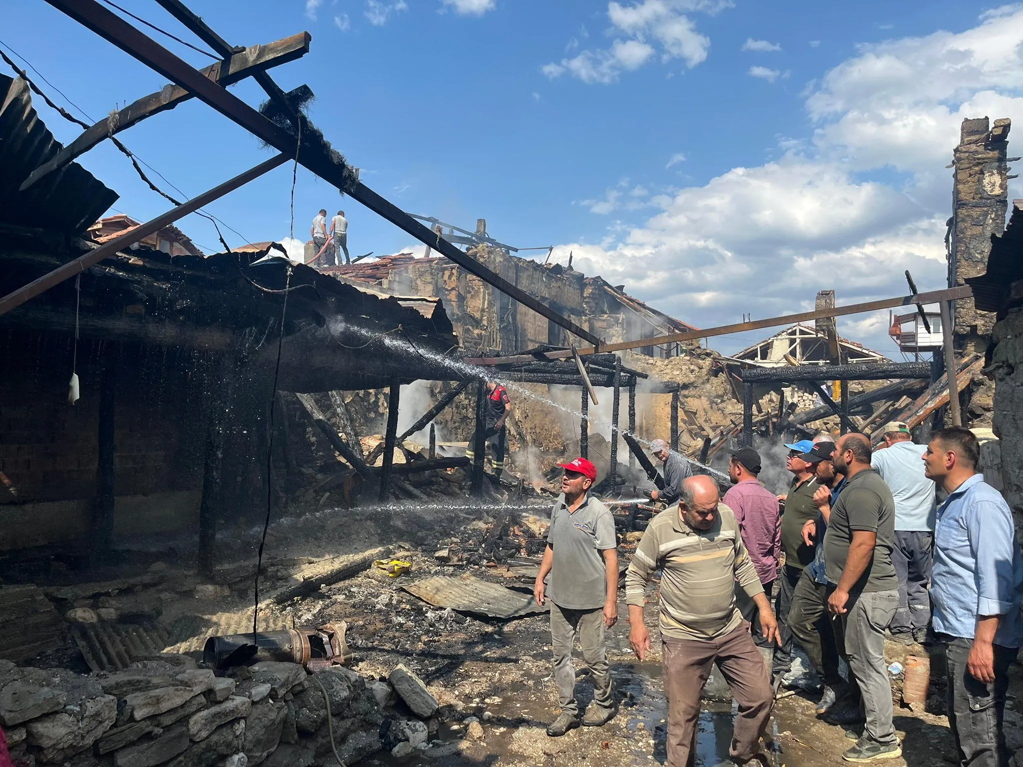 Burdur Valisi Tülay Baydar Bilgihan, Yangın Bölgesinde İncelemelerde Bulundu 3