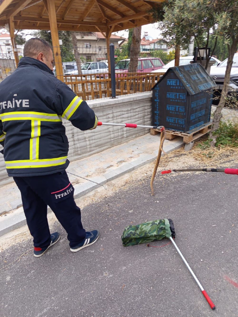 Burdur’da Sokak Ortasında Yılan Şoku! 3