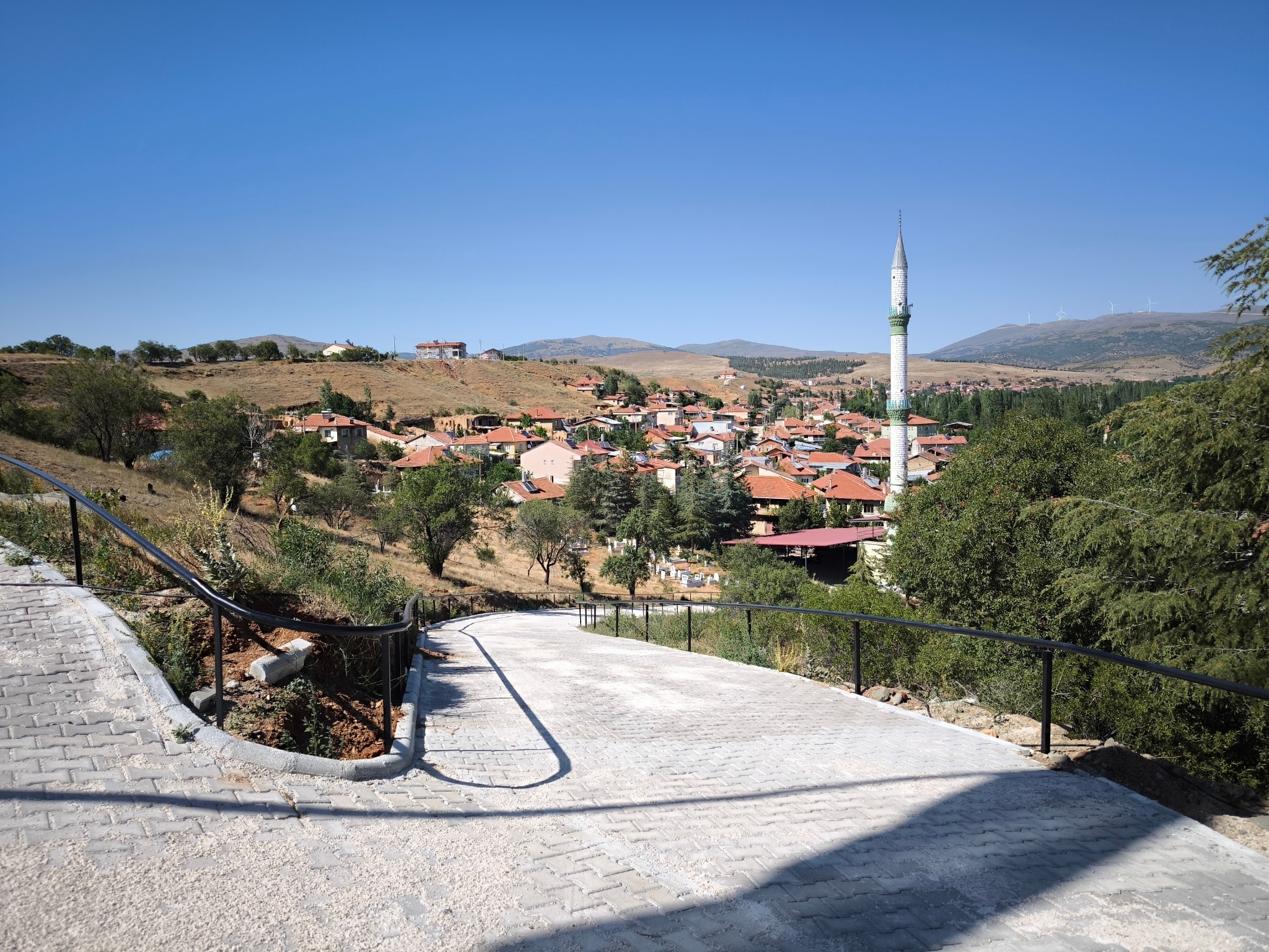 Çariksaraylar'da Tüm Mezarlik Yollari Yeni̇lendi̇ (2)